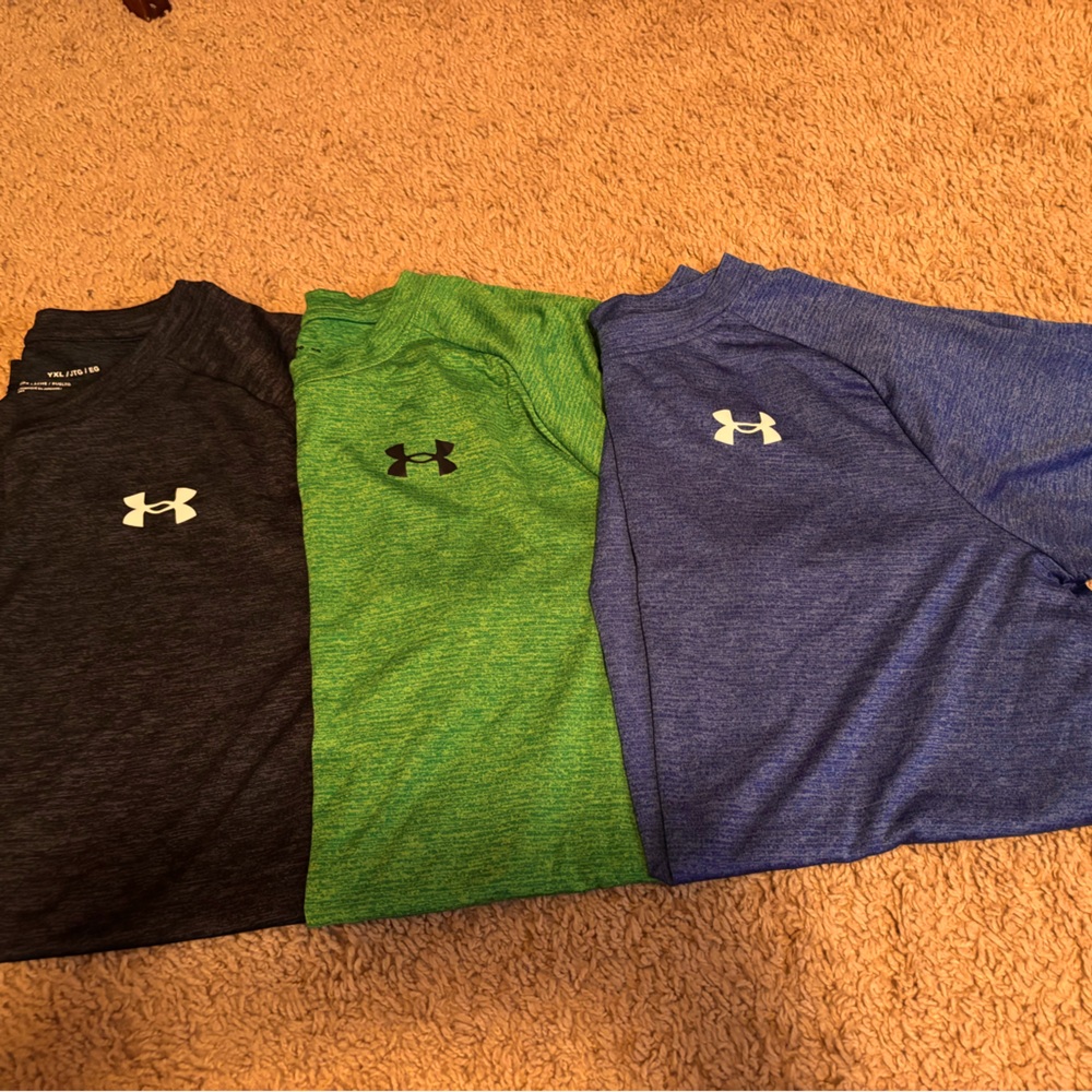 Under Armour Dry Fit Short Sleevee Shirts (Youth XL)
